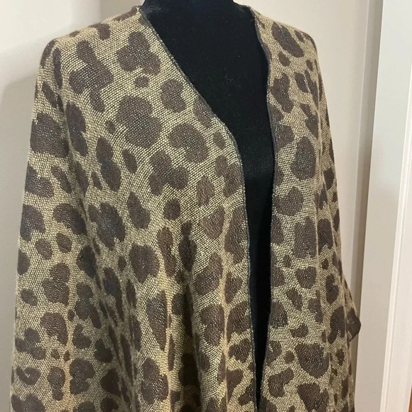Animal Print Neutral Colored Blanket Shawl Shrug with Fringe - Picture 4 of 10